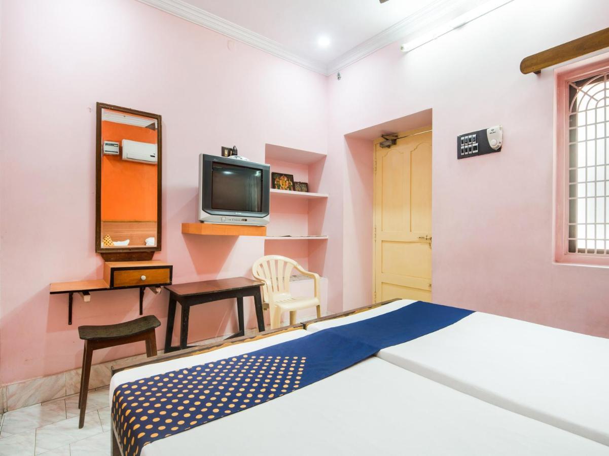 Spot On 75742 Sri Devi Lodge Kakinada Exterior photo